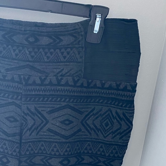 One5one — Dark gray and black velvety pattern legging with elastic waist bands - Picture 6 of 6